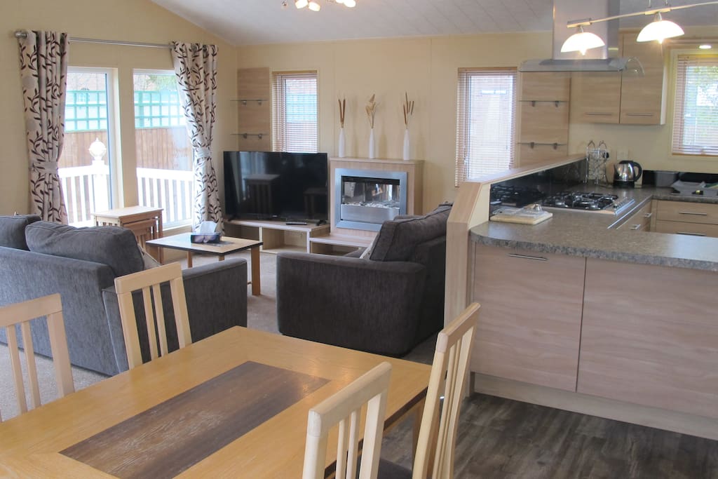 Spacious open-plan lounge, kitchen, diner
