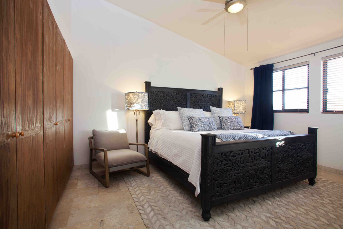 Ლურჯი სტუმრების საძინებელი მთის ხედით, საწოლითა და ცალკე სააბაზანოთი 