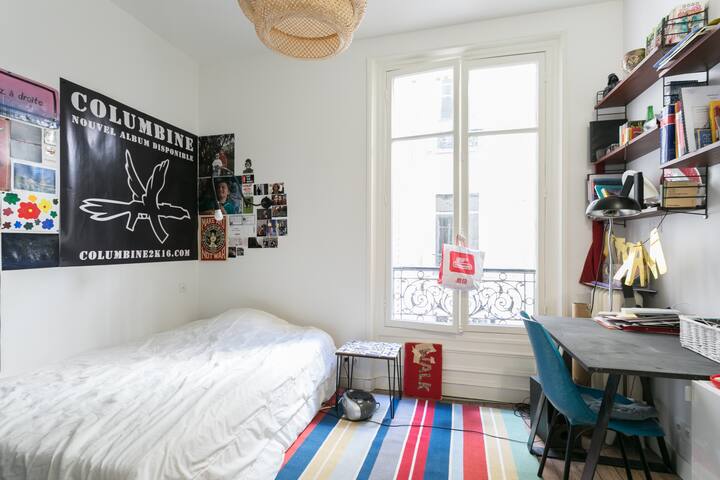 חדר שינה 1 עם מיטה זוגית אחת
