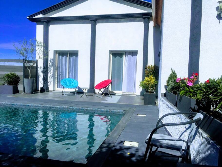 La suite parentale de 30 m2 ,exposée plein sud! donne directement sur la piscine!douche solaire en extérieur.