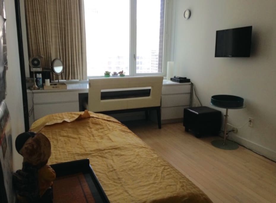 guest room with a twin bed, picture 1
