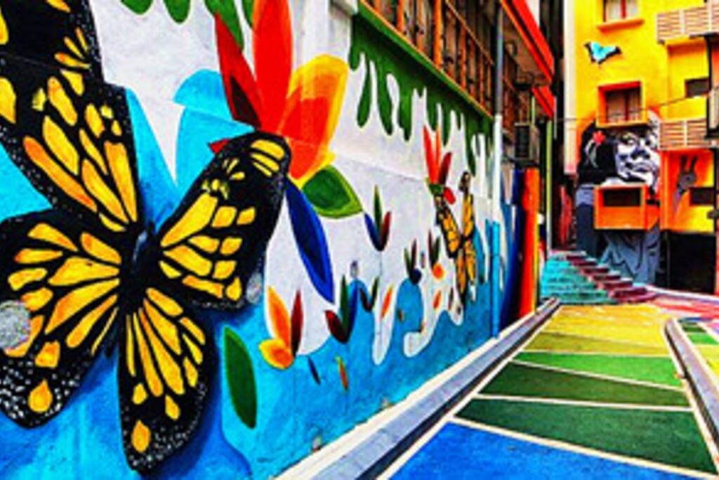 New place for OOTD
Jalan Alor street Art