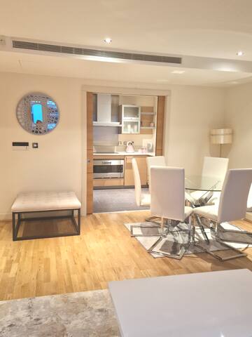 LUXURIOUS 3 BEDROOM BY THE RIVER gallery image 2