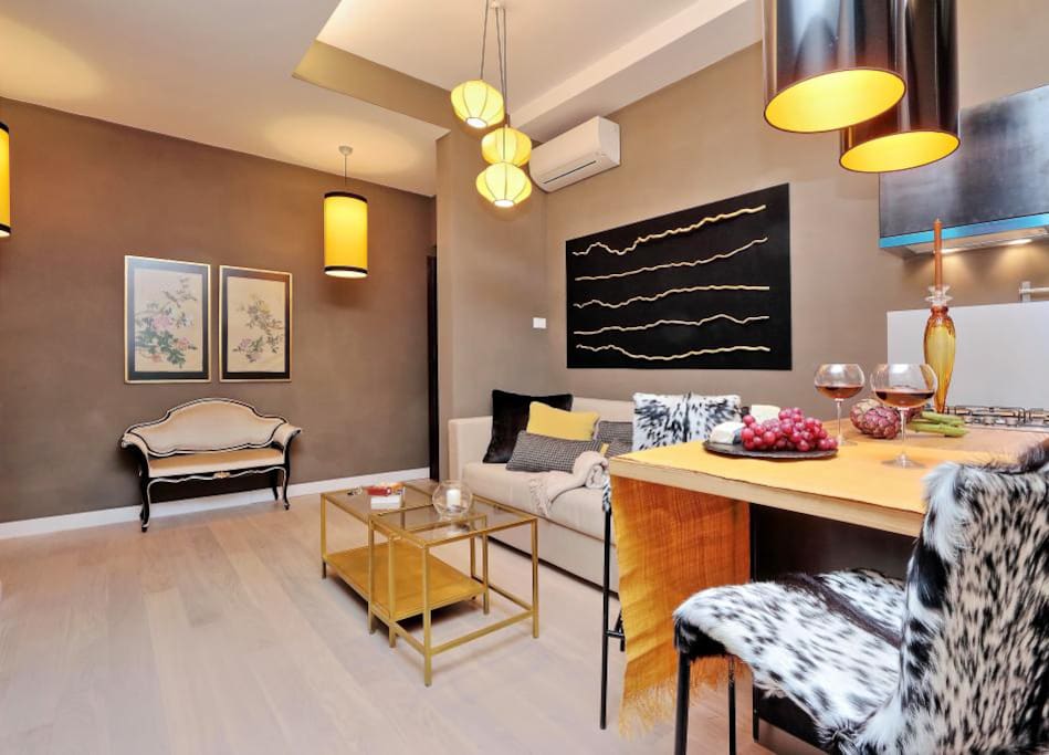 he living and dining area is fitted out with chic light fixtures, tasteful wall hangings, a sofa, a coffee table, breakfast bar and a dining table. A microwave, hob, fridge, freezer, toaster, kettle and a coffee machine are at your disposal for preparing tasty meals during your stay.