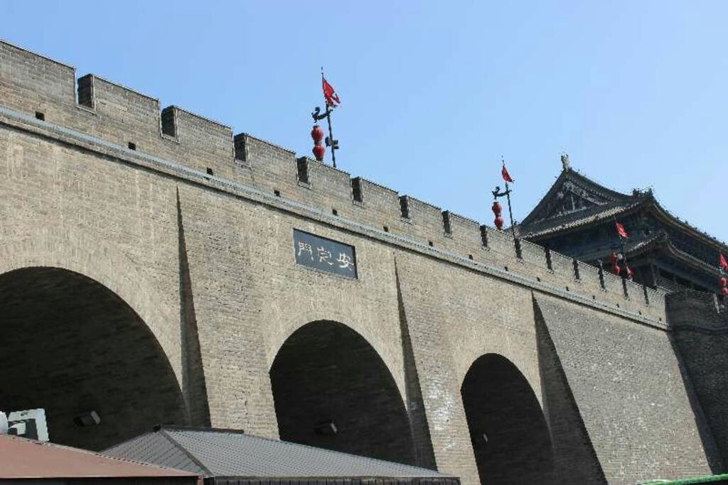 西安西大门。东西中轴线,西行的关口。雄伟壮观,塑像林立。美不胜收!