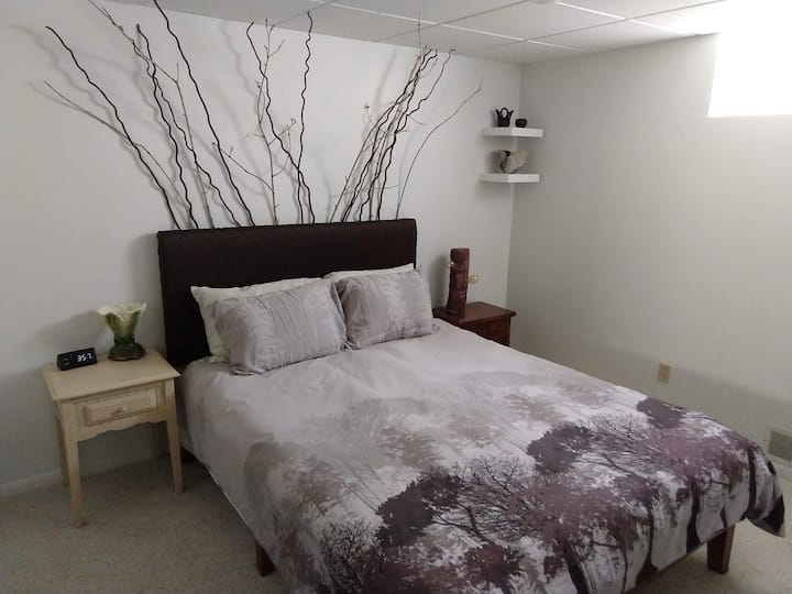 标准双人记忆泡沫床垫，卧室配有美国本土陶器和小石头休闲喷泉。