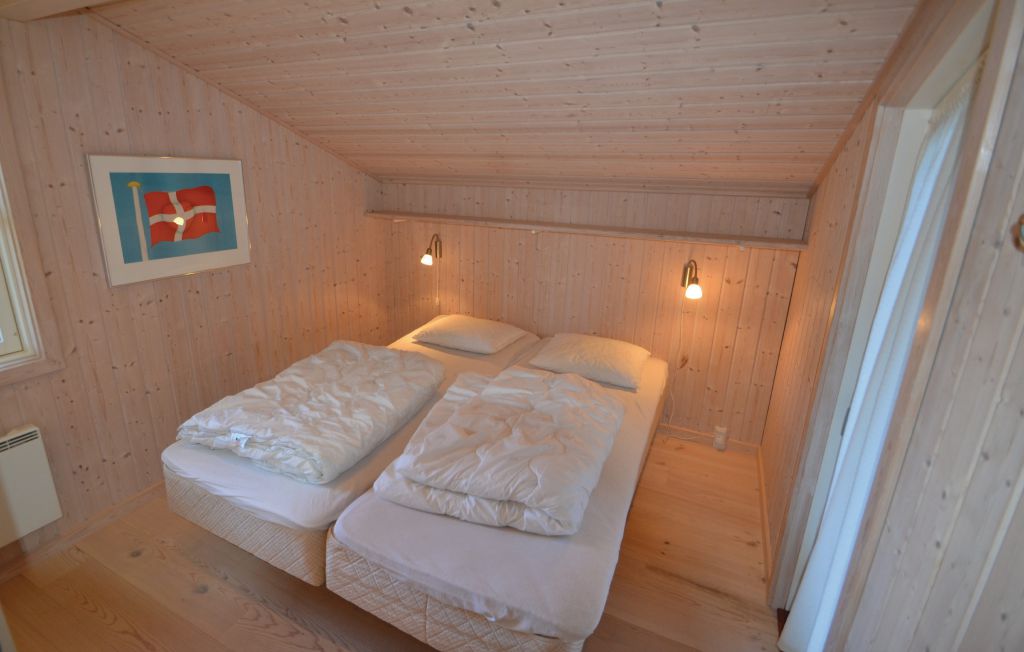 Spálňa so 160 cm posteľou. Môže byť spoločná