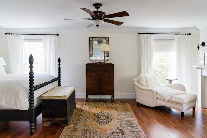 主卧-加大床、套内卫生间