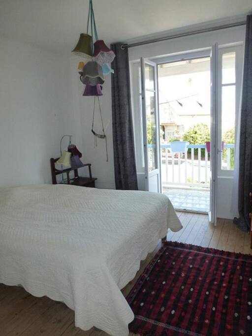 Chambre avec lit double 160x200, penderie et balcon