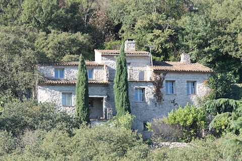 Mas des Rochers 4* cottage in a medieval village