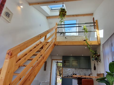 Rural Hideaway in the City- perfect for exploring