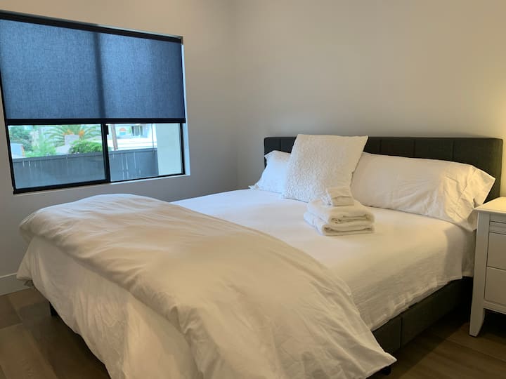 Bedroom 4 King Size bed.