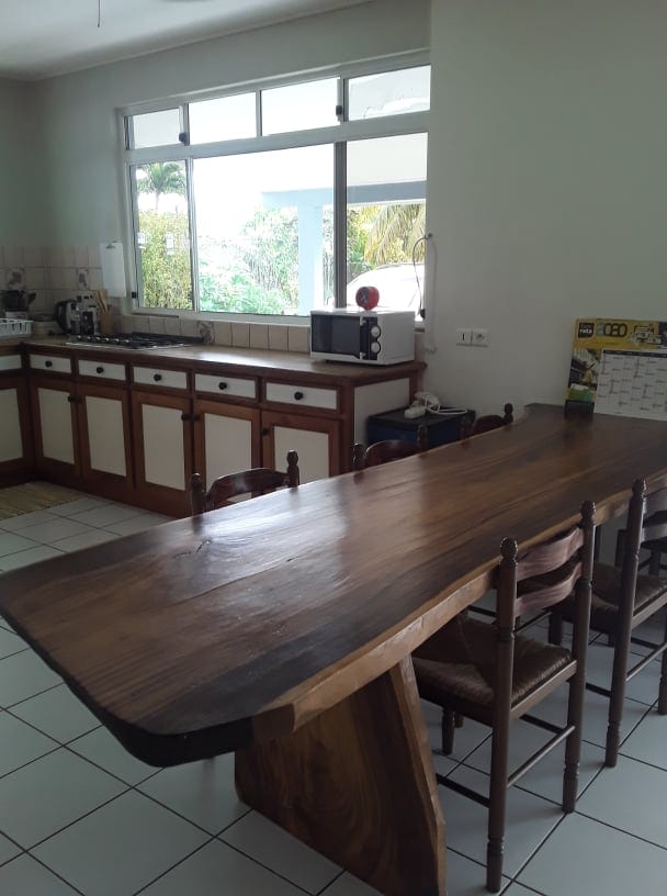 Grande table à manger en bois