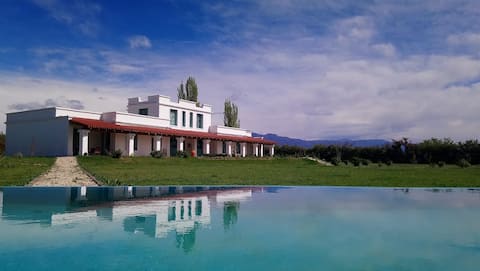Amazing villa for 16 in Malbectown w swimming pool