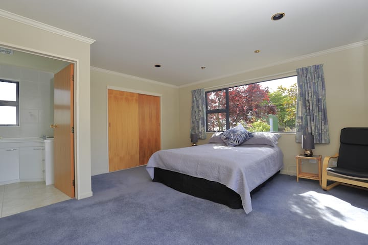 Large Master Bedroom - King size bed and on-suite.