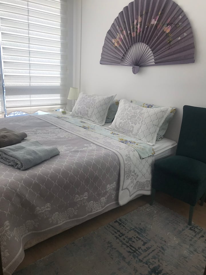 Cómoda cama tamaño king.