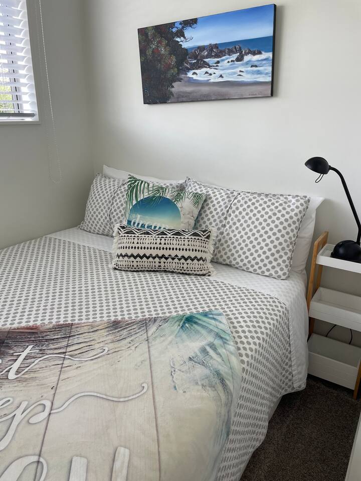 Picha ya Kitanda aina ya Queen katika chumba kidogo