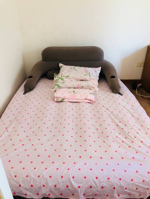 床单被单一客一换 the beddings will be changed before you come
空气床垫 air mattress