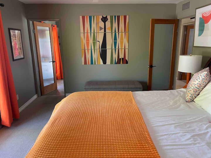 Camera da letto principale (collegata al bagno 1 e aperta sul patio/piscina)