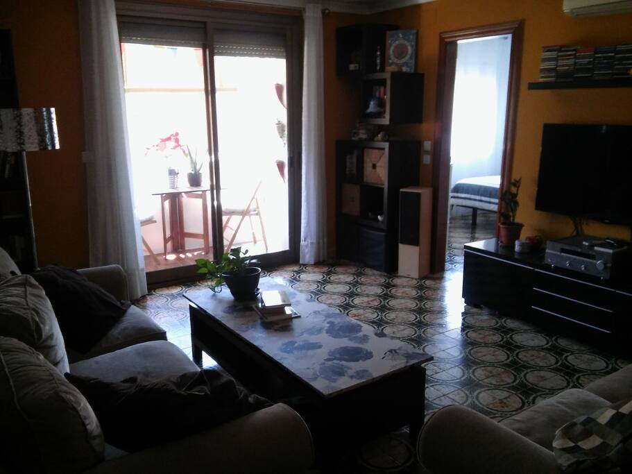 Zona de salón con televisión