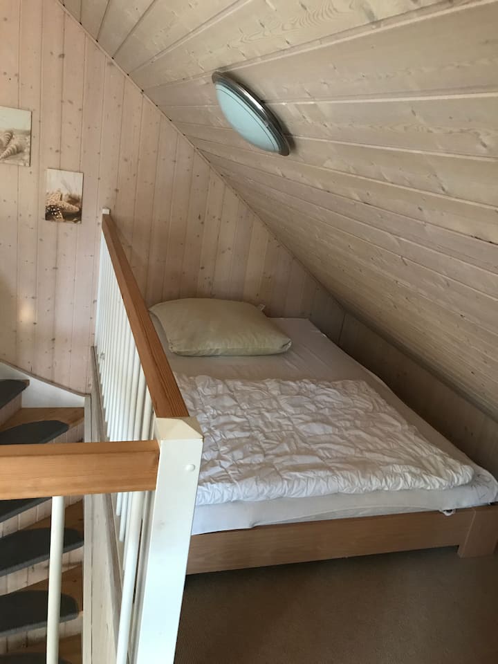 Futón (140x200 cm) en la galería en el piso superior junto a las escaleras.