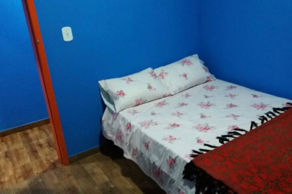 Quarto de casal com computador para acesso a internet