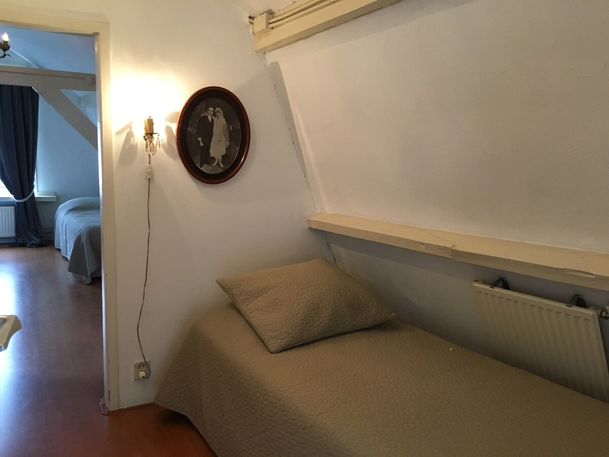 krevat tek para dhomës së banjës