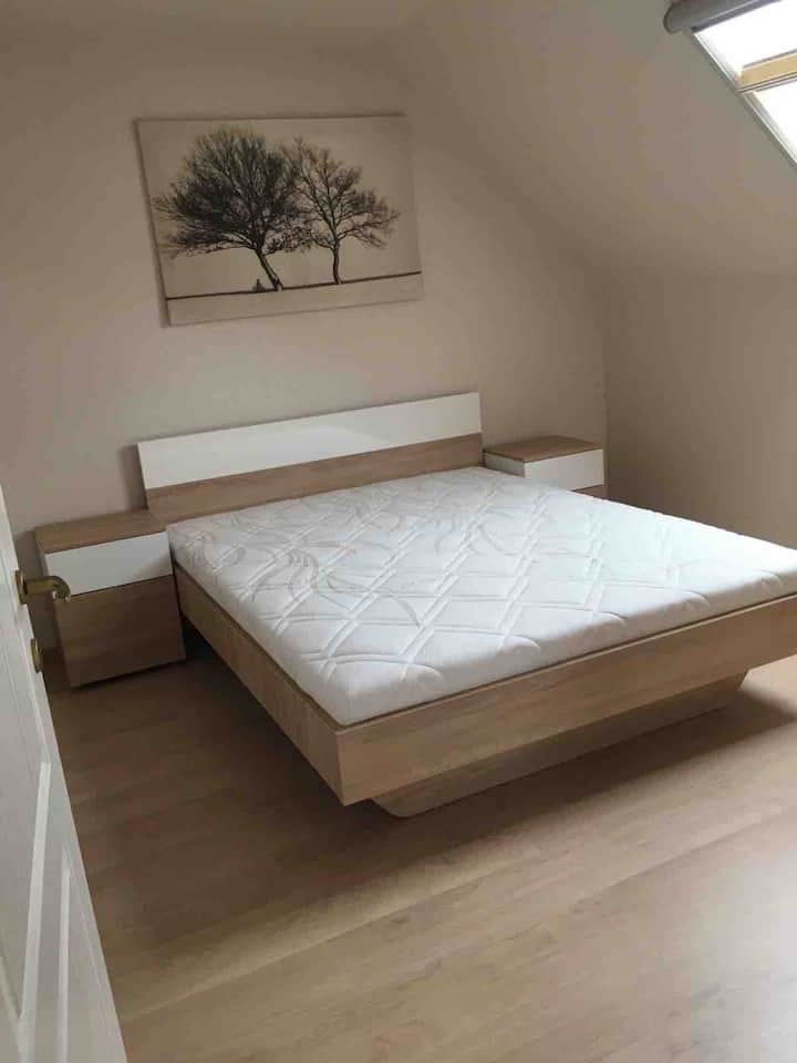 Спалня на пода с двойно легло