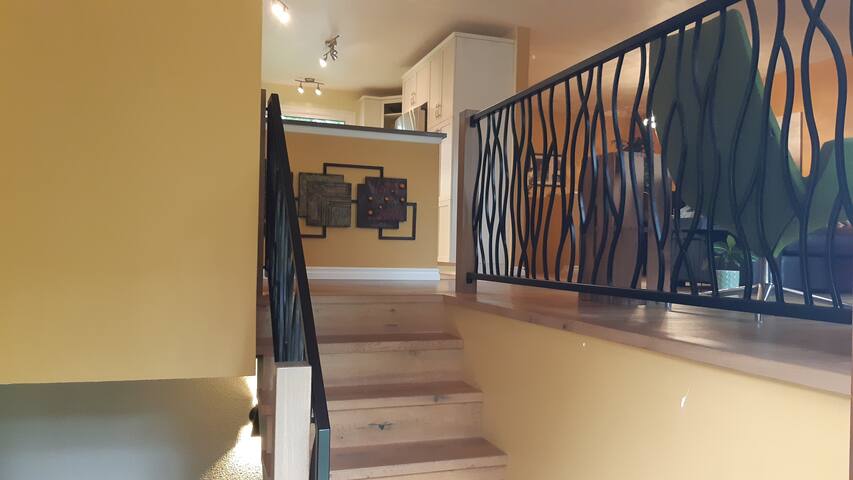 Peace&quiet in 3 bdrm guesthouse on park like lot. gallery image 3