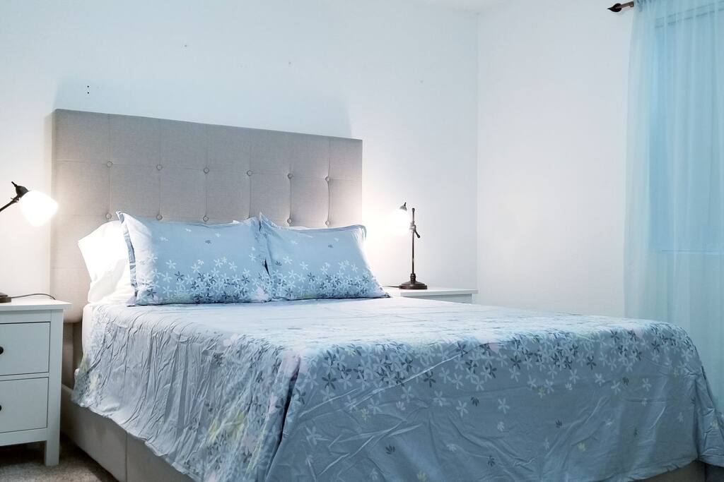 Master Bedroom (Queen Bed)