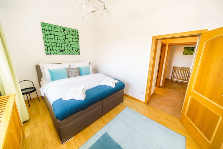 Schone, minimalistische slaapkamer met praktische opbergruimte en een eenvoudige, overzichtelijke indeling.