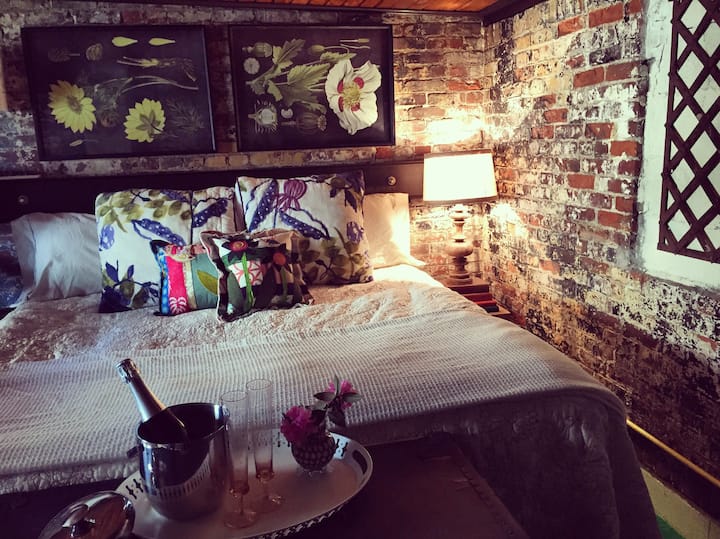 Nest 1905 Carriage House Apartment Guesthouses for Rent in