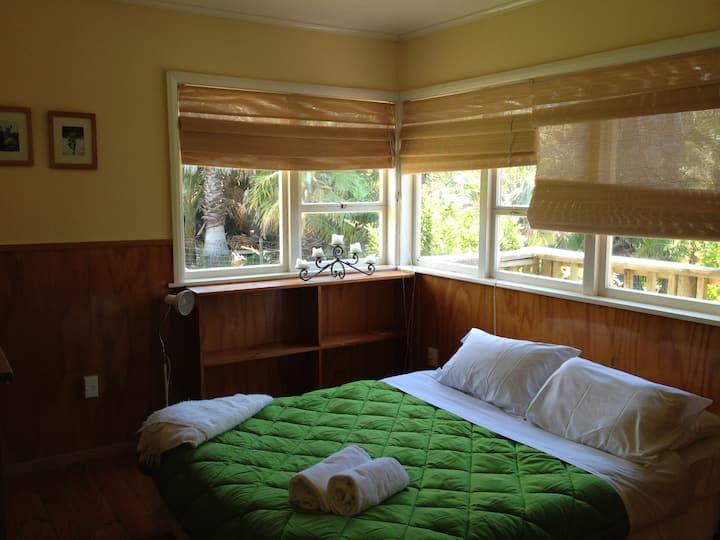 Მეორე ორმაგი საძინებელი გადაჰყურებს მეზობელ პალმების ბაღს.