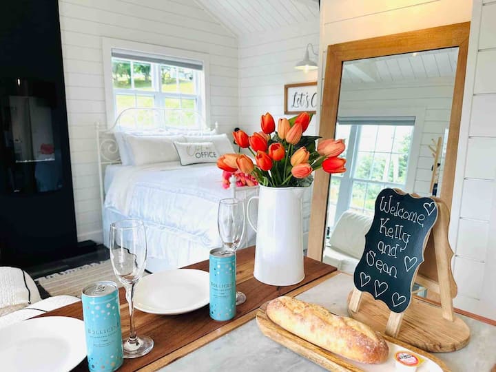 Vaulted Tiny House w/hot tub Houses for Rent in Cupids, Newfoundland