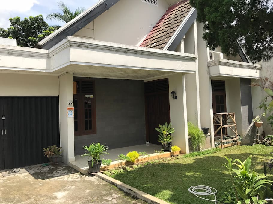 Garasi dan Halaman Depan