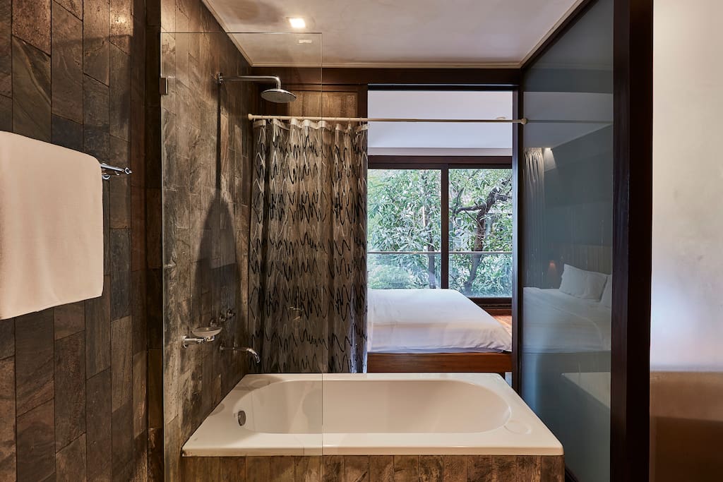 LUXX XL's Studio bathroom