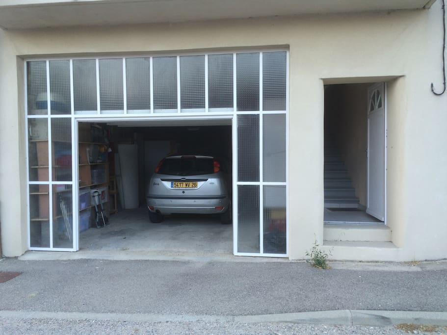 Garage et porte d'entrée accès appartement (17 marches)