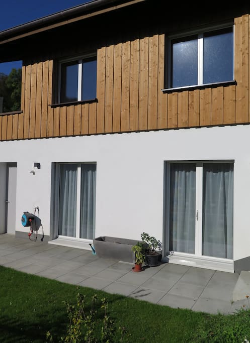 Terrasse und Zugang zur Einliegerwohnung