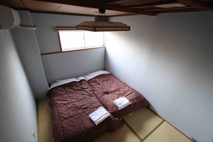 2 (with breakfast) Ritsurin Garden Walking 2 minutes. Free bicycle rental available.