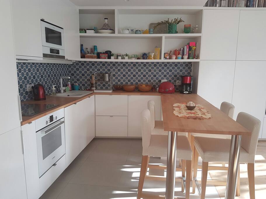 La cuisine tout équipée.