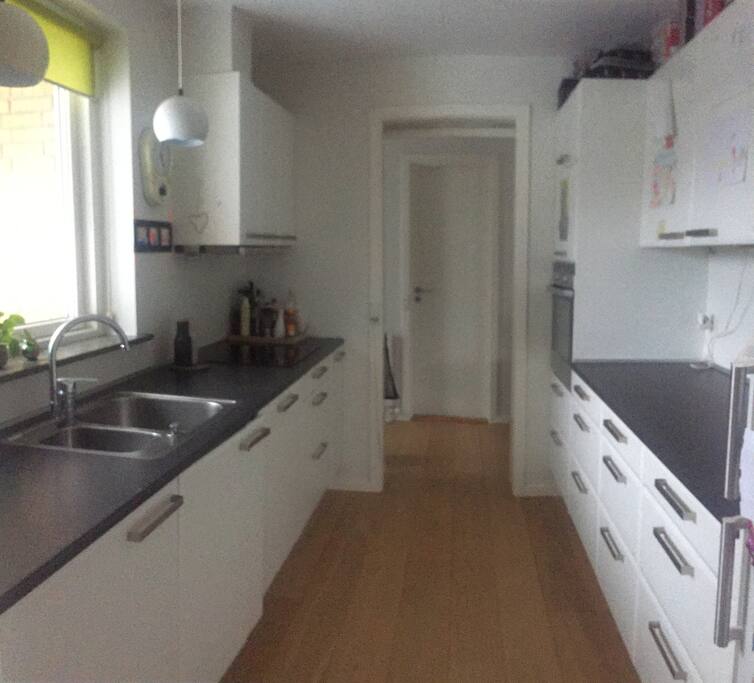 Køkken, med lille fryser (3skuffer), køleskab, ovn, microvn, komfur.
Alt hvad der er i køkkenet må bruges.