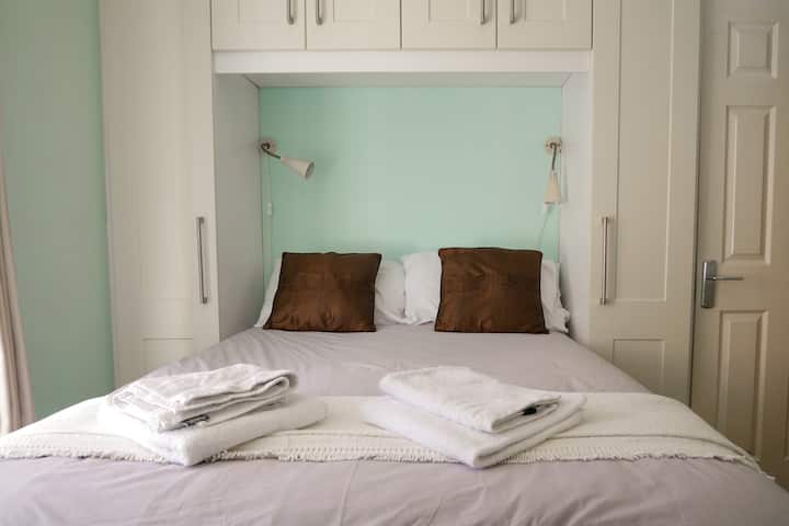 Chambre principale 1 avec salle de bains privative , lampes de lecture, beaucoup d'espace de rangement autour du lit double