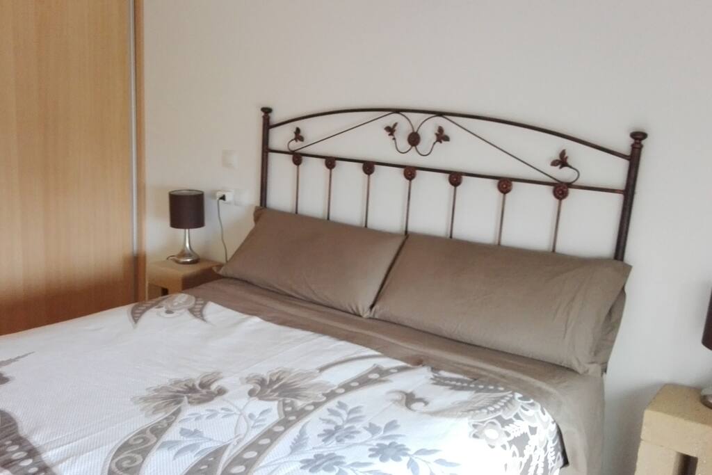 HABITACIÓN CON CAMA DE 1,50M Y EMPOTRADOS