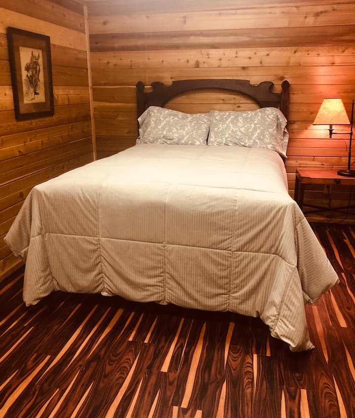 Cama extra completa en el tercer dormitorio/área de almacenamiento de ropa de cama. Es una espaciosa habitación rectangular con estantes de almacenamiento. También encontrarás una cama inflable que se puede ventilar si la necesitas.