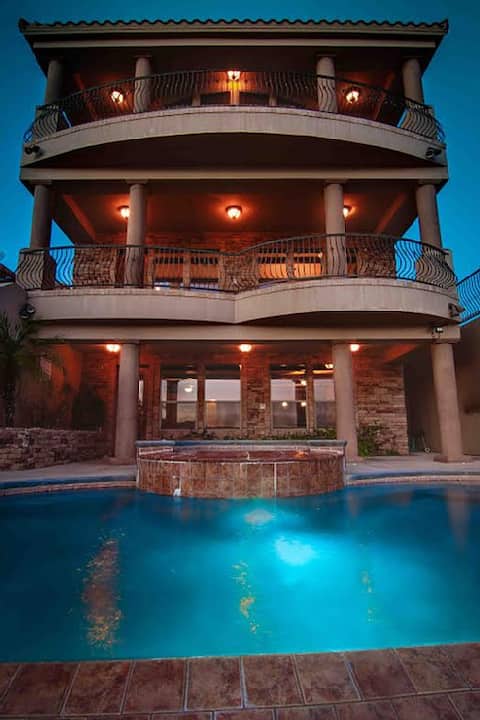 Riverfront Luxury Mansion, Private Pool & Spa