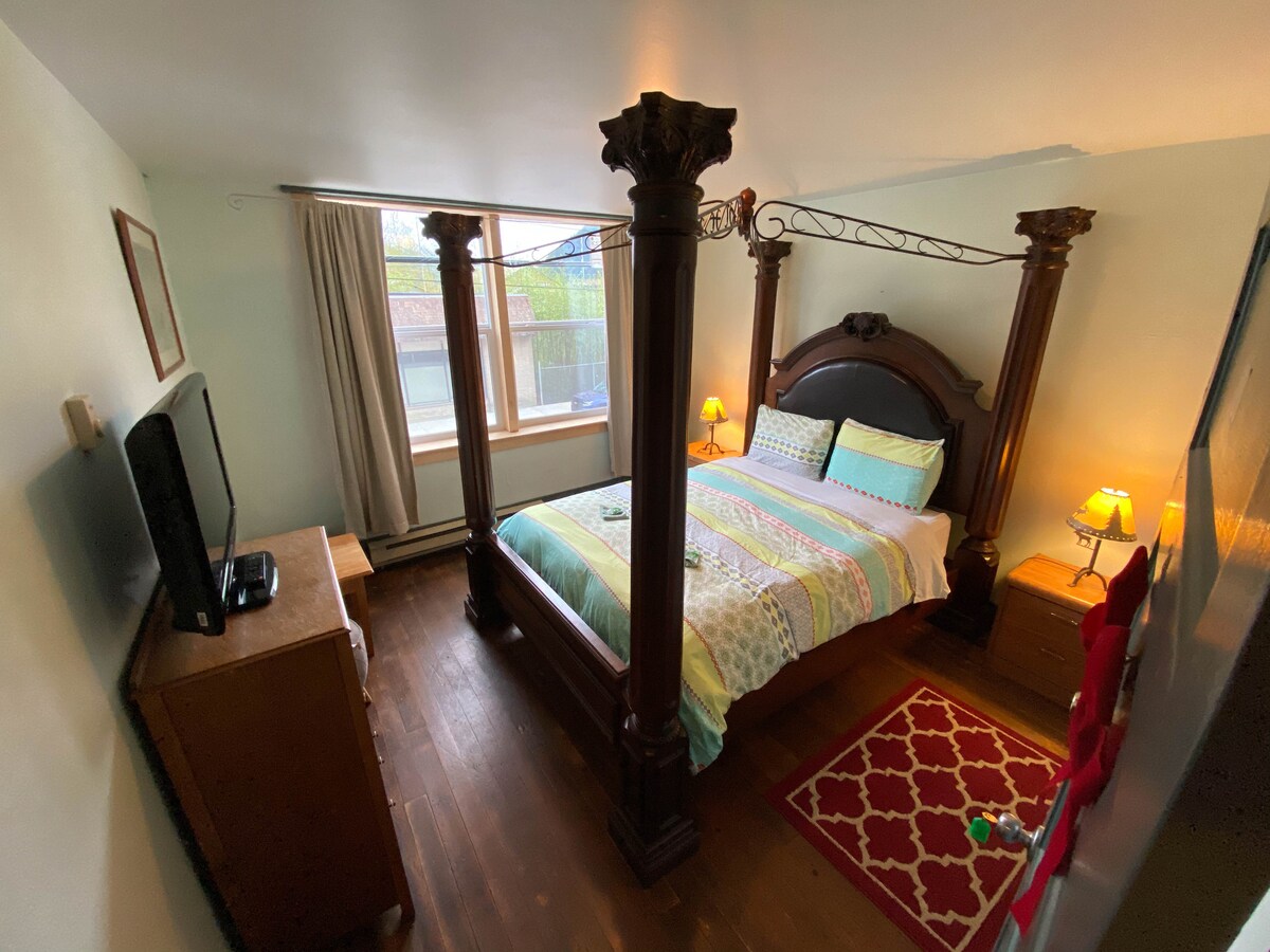  Queen bed room with privat bath and kitchen  110.- 