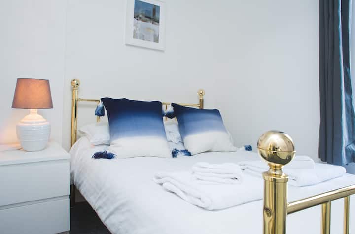 ห้องนอนเตียงใหญ่นอนได้ 2 คนสบายๆ