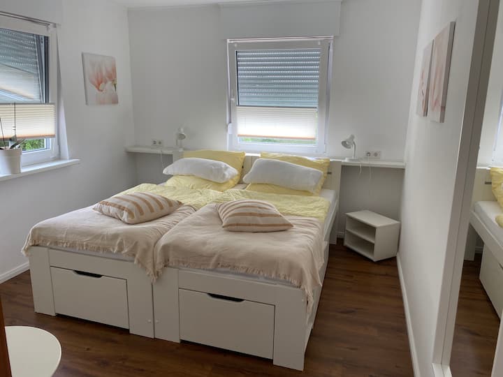 Schlafzimmer 2 mit zwei verschiebbaren Einzelbetten