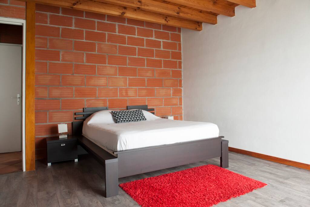 grande chambre lit en 140 avec tables de chevets