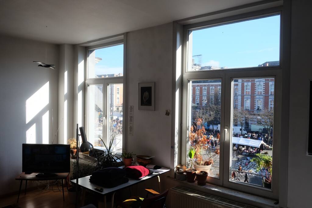Sunny Living room with view on the flea market.